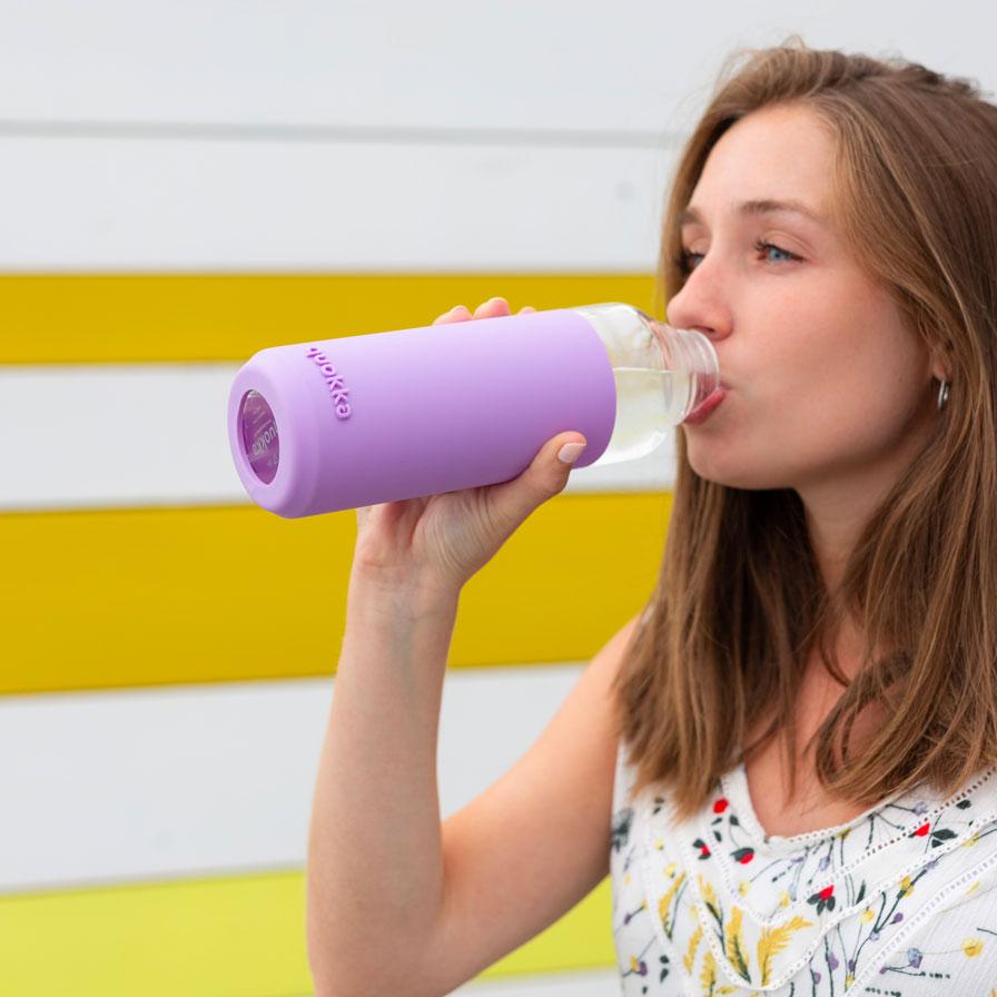 Boire beaucoup d'eau, femme qui boit dans une gourde, conseils beauté S and Vaë
